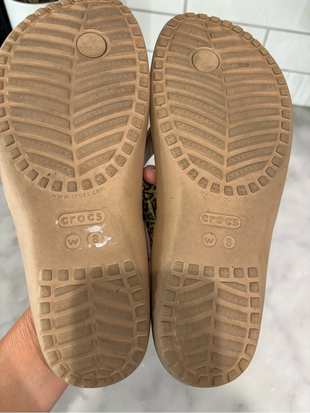 CROCS Womens Leopard Print Flip Flops Tan Brown Animal Print Sandals Size 8